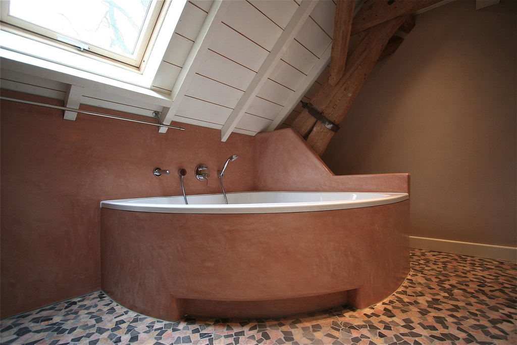 Tadelakt and ceramic bathtub
